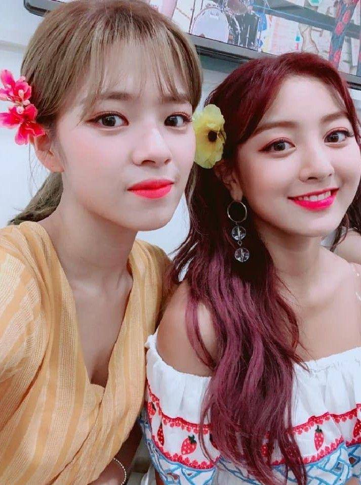 Jihyo y Jeongyeon, integrantes de TWICE.