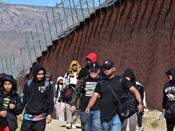 Un grupo de migrantes a la espera de entregarse a la Patrulla Fronteriza para solicitar asilo en EEUU.