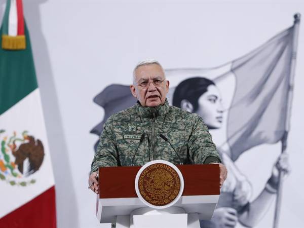 El titular de la Secretaría de la Defensa Nacional (Sedena), Ricardo Trevilla Trejo, en una rueda de prensa de la presidenta de México, Claudia Sheinbaum.