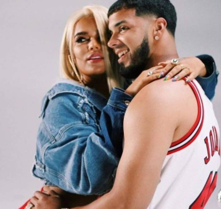 La novia de Anuel, Karol G tuvo que salir a 'disculparse' diciendo 'A Ivy le he demostrado mi respeto como he podido, en mis redes sociales y en entrevistas. He tenido el honor de decirle en persona cuánto admiro su trayectoria y lo grande que es.'<br/><br/>MIRA: <a href='https://www.laprensa.hn/fotogalerias/farandula/1333624-410/karol-g-polemica-atuendo-video-tusa-nicki-minaj' style='color:red;text-decoration:underline' target='_blank'>Karol G genera polémica por atuendo en video 'Tusa'</a> <br/><br/>