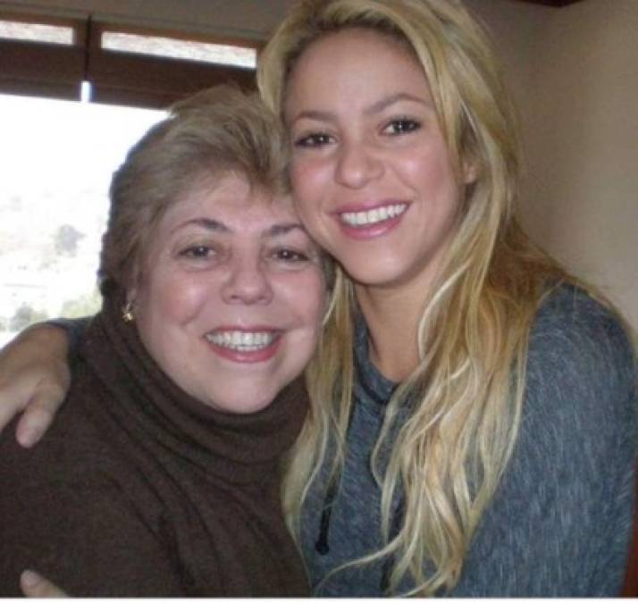 Shakira escribió: <br/><br/>'Felicidades a la mía y a todas nuestras madres;<br/>Por creer, cuidarnos, enseñarnos, y por el amor que nos han dado desde siempre y que durará por siempre'
