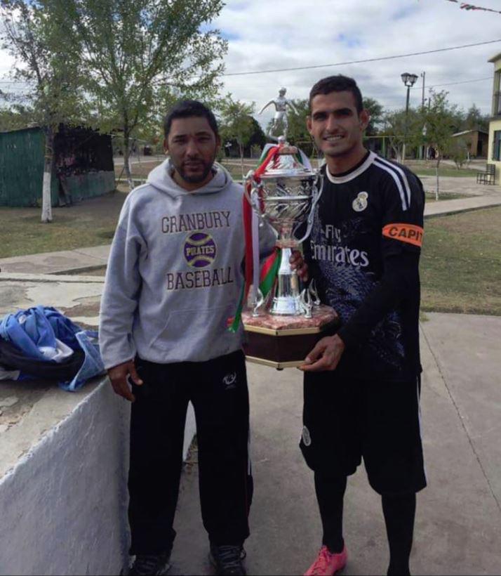 Fidencio García, a quien le decían Don Güere, fue quien le enseñó a Rosas a jugar fútbol.