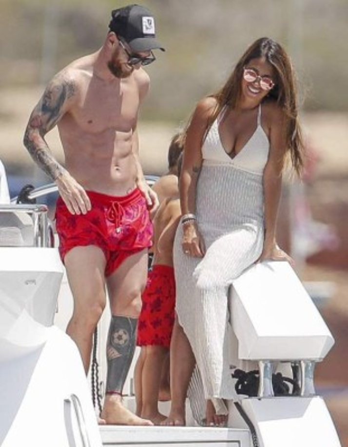 Leo Messi y Antonella Roccuzzo pasan la pasan a lo grande con sus tres hijos, Thiago, Mateo y Ciro, y rodeados por varios amigos y familiares. FOTO LECTURAS.COM