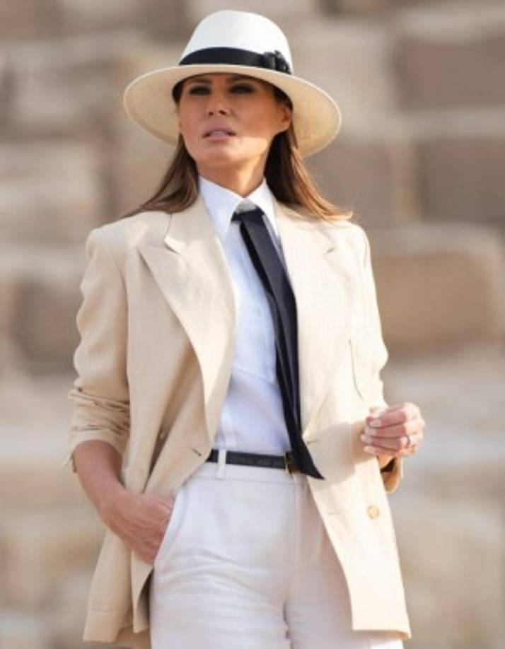 Luciendo impecable, Melania vistió una chaqueta con corbata y un sombrero para visitar las pirámides de Guiza.