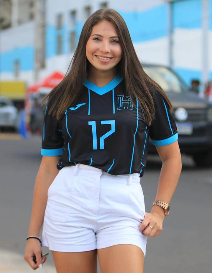 Con la camiseta de la selección de Honduras con el dorsal 17, esta guapa joven se hizo presente desde muy temprano al estadio Nacional Chelato Uclés. Posteriormente se confirmó que es la chica que conquistó el corazón de Luis Palma.
