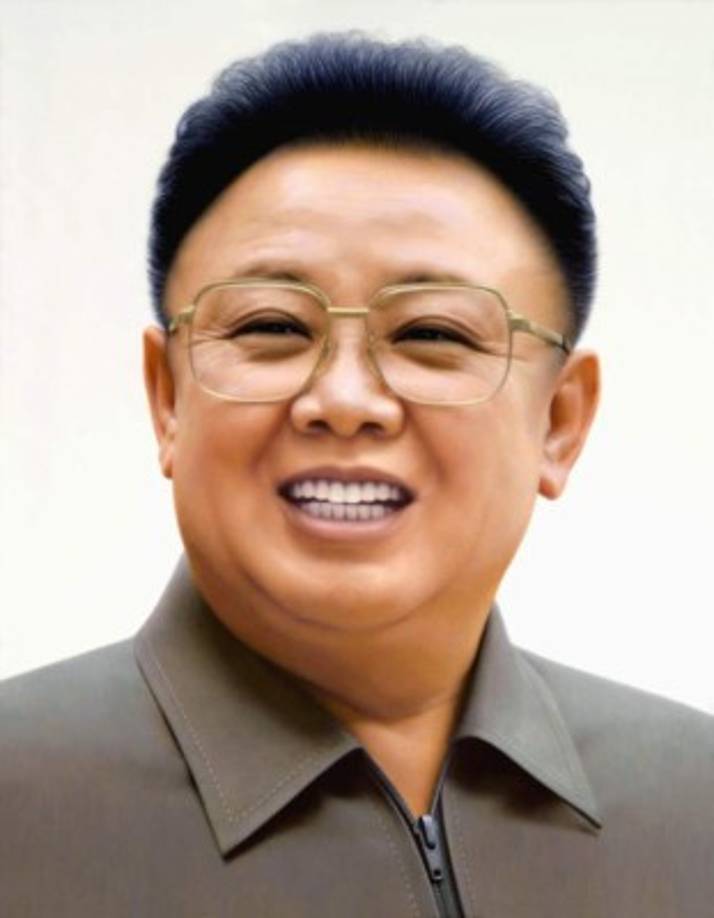Kim Jong Il - Korea del Norte<br/><br/>Nació el 16 de febrero de 1942 y muiró en Pionyang el 17 de diciembre de 2011. <br/><br/>Fue un político y militar norcoreano. Fue Presidente de la Comisión Nacional de Defensa, Comandante Supremo del Ejército Popular de Corea y Secretario General del Partido del Trabajo de Corea.