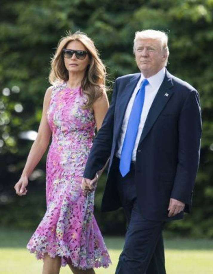 El delicado diseño está firmado por la filipina Monique Lhuillier. El vestido, cotizado en 1,500 dólares, se agotó en cuestión de horas en las tiendas online de la diseñadora tras la aparición de Melania en Ohio.