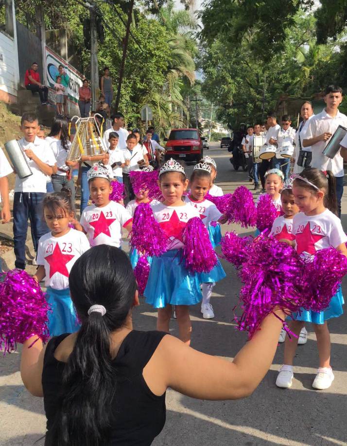 El recorrido fue desde la represa de la Juan Lindo hasta el centro educativo. En la imagen, pomponeras del centro básico. 
