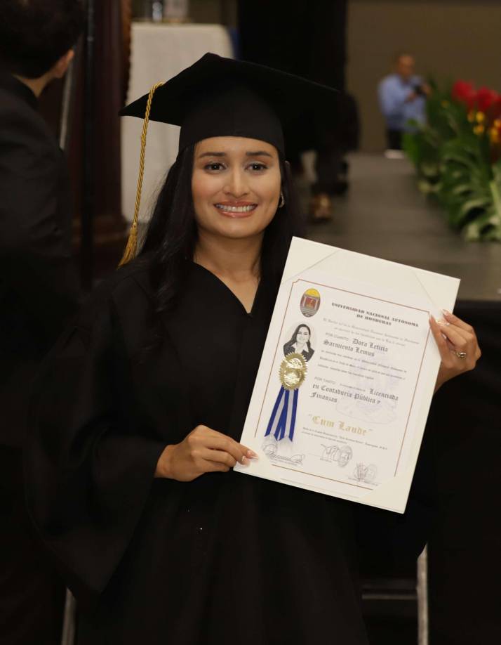 ¡Felices y orgullosos! Así festejan los nuevos egresados de Unah-vs