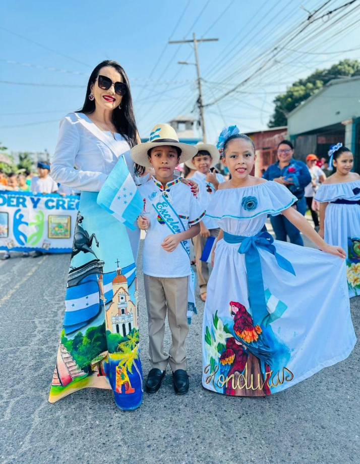 Cabe mencionar que, para estás fechas cívicas donde se resalta la identidad nacional, los docentes con su creatividad y originalidad hacen brillar a sus alumnos en los diferentes cuadros que desfilan.