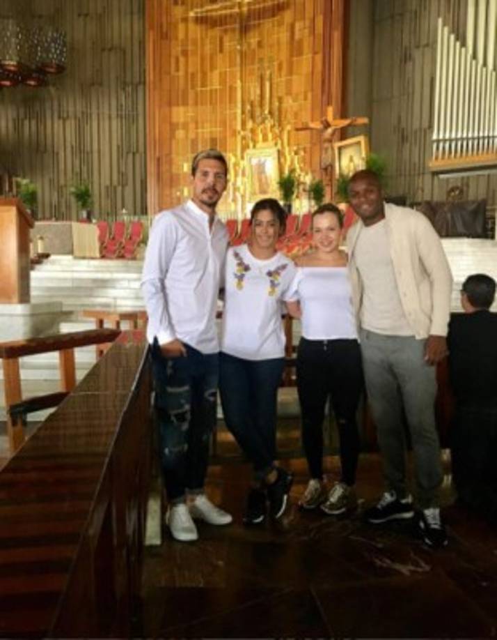 Aquí está en la basílica de Guadalupe junto a Jonathan y unos amigos.