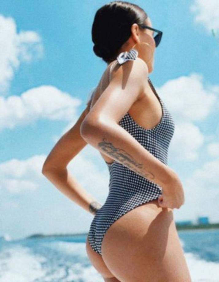 'Color de sol', escribió Yuya junto a esta foto que a menos de 24 horas de estar en las redes ya tiene más de un millón de likes y ha escandalizado Instagram.