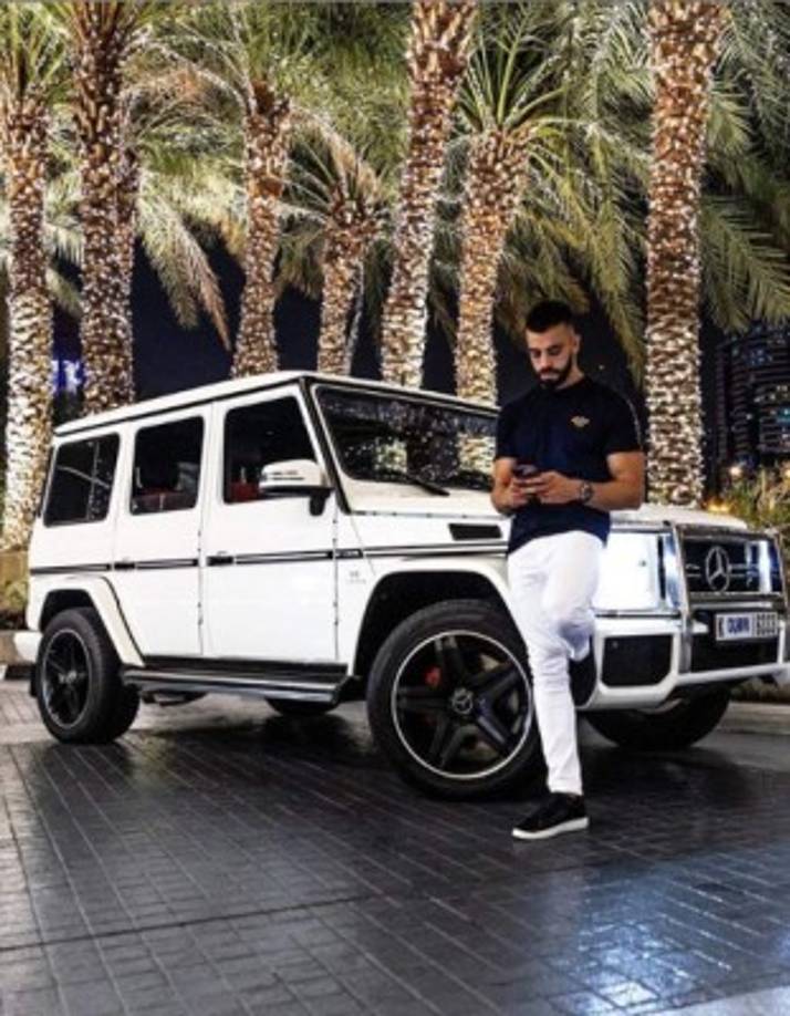 Según el portal británico Daily Mail, la asistente de Matthew tendrá la oportunidad de conocer el mundo, y él mismo pagará todos los gastos que sean necesarios. Asimismo, cubrirá las prestaciones sociales a las que tiene derecho su empleado.