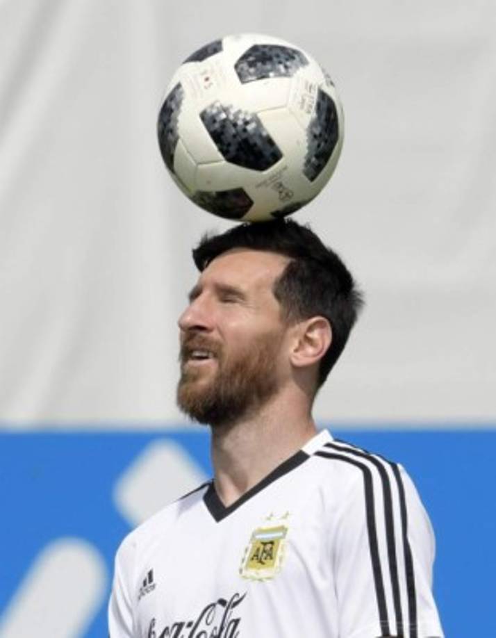 Lionel Messi domina la pelota con su cabeza.