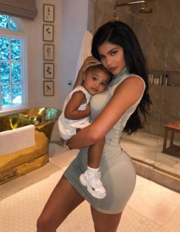 La hija de Kylie Jenner y el rapero Travis Scott acaba de realizar su debut en la portada de una revista.