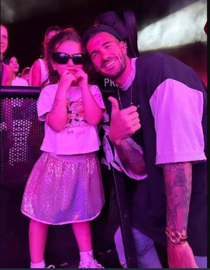 Lo que sacó de quicio a Camila fue que Rodrigo llevó a su hija al concierto de Tini, el pasado 23 de diciembre. El futbolista subió a Instagram una imagen junto a su hija y en redes sociales circularon videos de sus fans donde aparece la pequeña junto a Tini. Fue entonces cuando Camila le envió una serie de ofensivos mensajes que salieron a la luz ayer, luego que Rodrigo la denunciara penalmente por amenazas y hostigamiento.