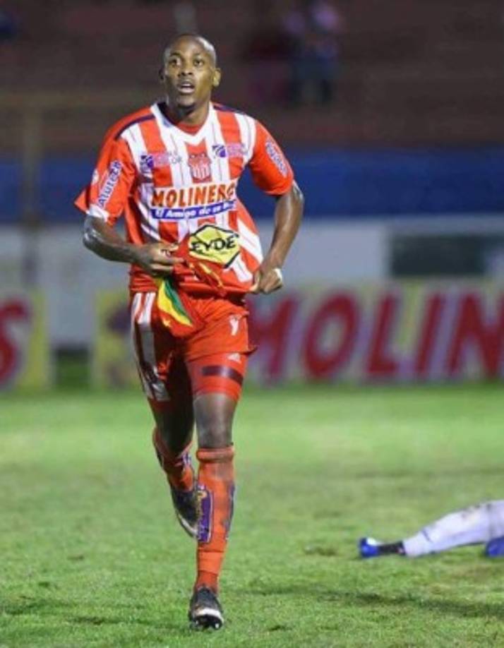 Jamal Charles: Tras su buena campaña en el Vida,el delantero le interesa a varios clubes de la Liga Nacional. Equipos como el Juticalpa y Platense podrían ser su nuevo destino.