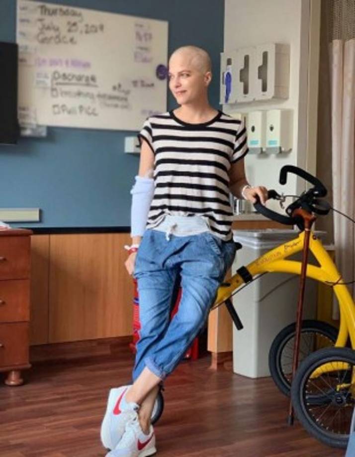 Hace solo dos meses Selma se sometió un trasplante de células madre hematopoyéticas que la hizo perder su cabello.<br/><br/>Además de esto la actriz ya lidiaba con otros problemas como la disfonía espasmódica, una condición en la cual los músculos de la laringe tienen movimientos involuntarios que afectan su habla.<br/><br/><br/>