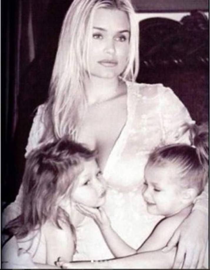 La modelo Bella Hadid causó ternura con esta bella postal de ella junto con su hermana Gigi y su madre, Yolanda Hadid.