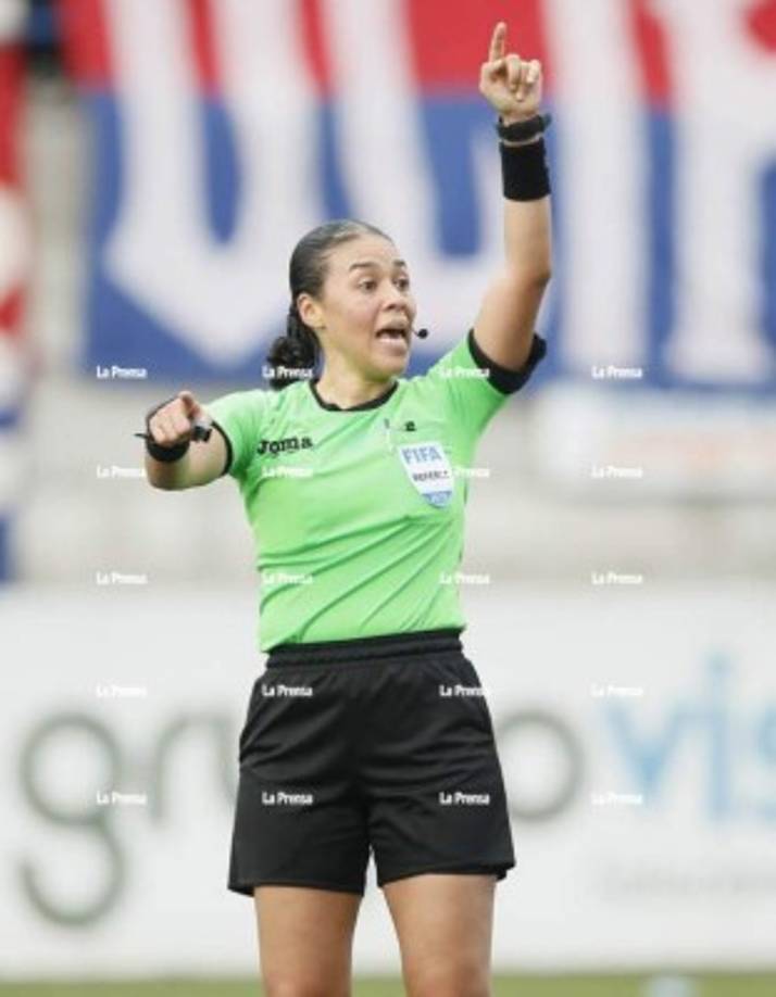 La árbitro Melissa Pastrana en el momento que sacaba a Manuel Keosseián. La chica recibió varios reclamos.