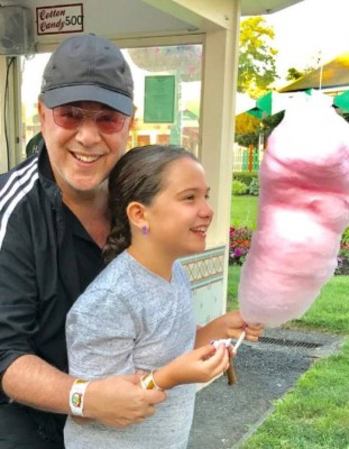 En la más reciente publicación del empresario aparece él acompañado por Sabrina, quien se encuentra de perfil, sonriente y sosteniendo con una de sus manos un algodón de azúcar.