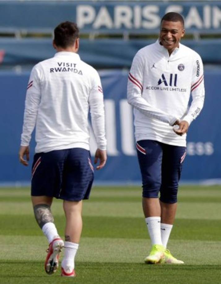 Kylian Mbappé estuvo muy sonriente, especialmente con Messi, algo que no ha sentado nada bien en el madridismo y así lo han demostrado en las redes sociales con muchos mensajes de disgusto ante los rumores de su fichaje por el Real Madrid.