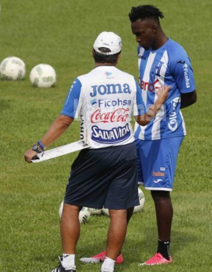 Brazil's forward Neymar jokes with teammates as he kneels on the pitch during a training session at Yug Sport Stadium, in Sochi, on July 4, 2018, during the Russia 2018 World Cup football tournament. / AFP PHOTO / NELSON ALMEIDA