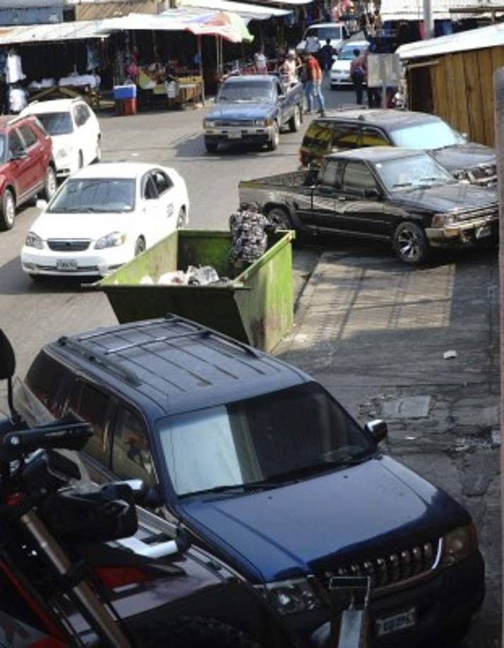 El desorden que provocan conductores y vendedores son el pan de cada día en el centro de San Pedro Sula.