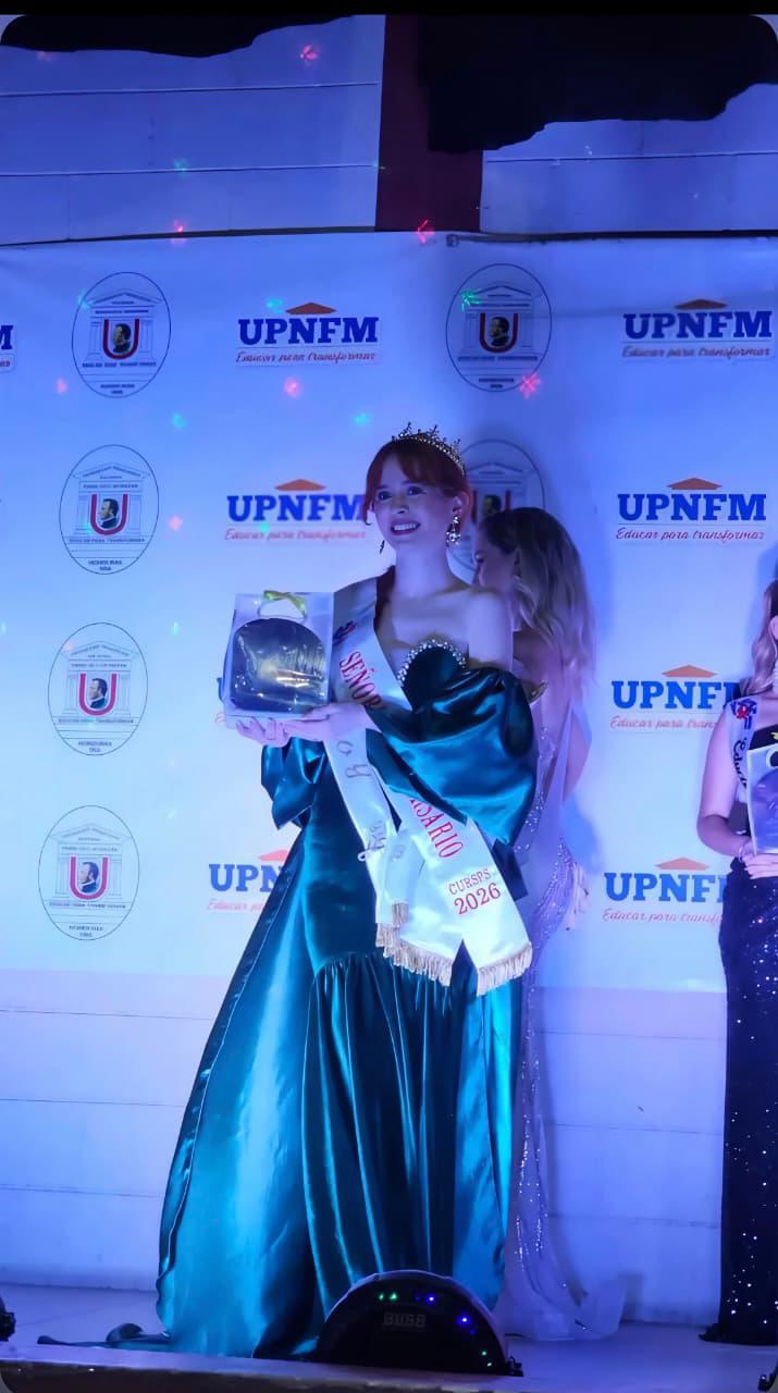 Trajes de gala en la elección de la Señorita Aniversario de la UPNFM-SPS