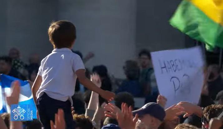 Alegría en la plaza de San Pedro: miles celebran que hay nuevo papa