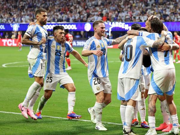 Argentina inicia con éxito la defensa del título de la Copa América ganando 2-0 a Canadá en Atlanta.
