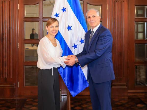 El presidente de Honduras, Nasry Asfura, saluda a la directora general de Walmart Centroamérica, Cristina Ronski.