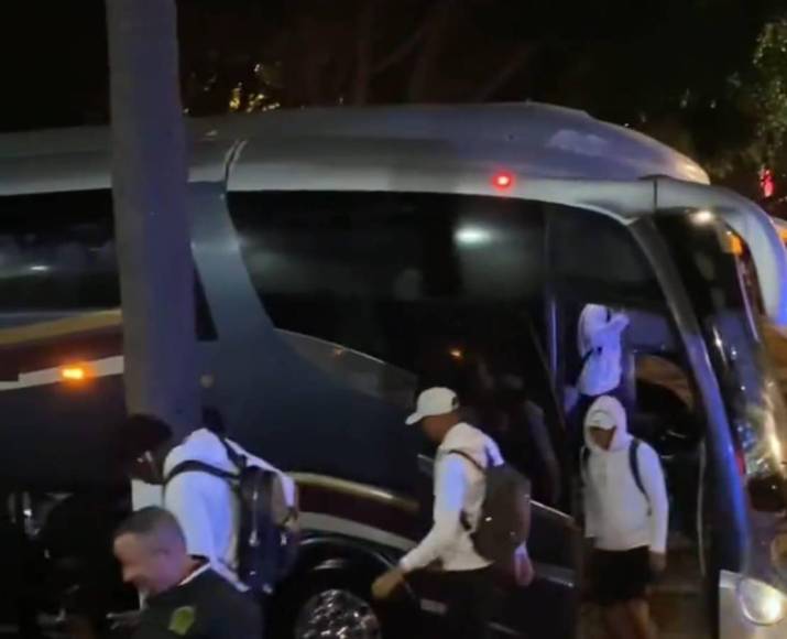 La delegación de jugadores merengues al momento que bajaban del autobús e ingresar al hotel de concentración.