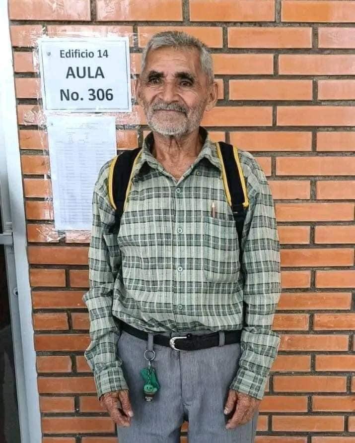 Don Guadalupe se dedica a vender chatarra, pero su sueño es poder hablar inglés.