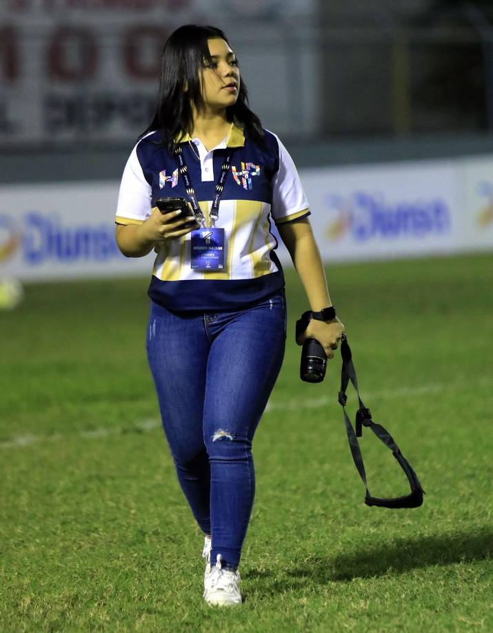 La bella fotógrafa del Honduras Progreso, Desired Majano, en la cancha del Micheletti.