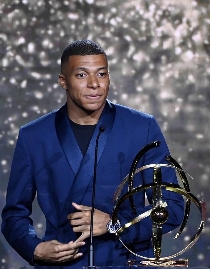 Bombazo. El Diario Marca de España informa que Kylian Mbappé ha decidido fichar por el Real Madrid y se unirá al cuadro blanco por cinco temporadas. “El sueldo que percibirá distará mucho del que ponían encima de la mesa en París”, señala la prensa española.
