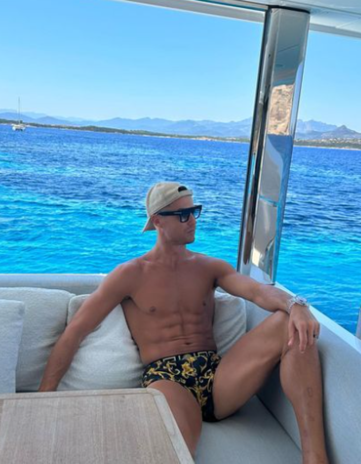 El astro portugués se prepara para afrontar su segunda temporada con el Al Nassr, pero primero se está dando un relax en las playas de su país.