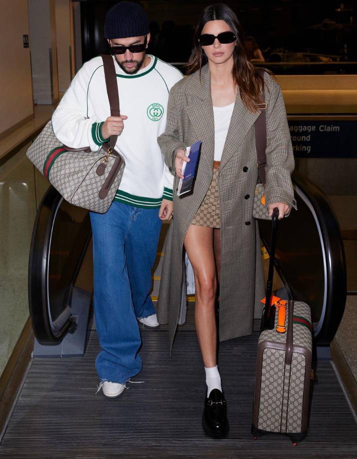 Bajo el nombre de “Time To Fly” (“Tiempo para volar”), la campaña de Gucci Valigeria reunió a la pareja para presentar piezas emblemáticas de la colección Gucci Savoy, definida por el monograma GG y Web. En el audiovisual se ve a la estadounidense y al puertorriqueño caminando en un aeropuerto, mientras llevan cargando diversas piezas de la colección Gucci Savoy.