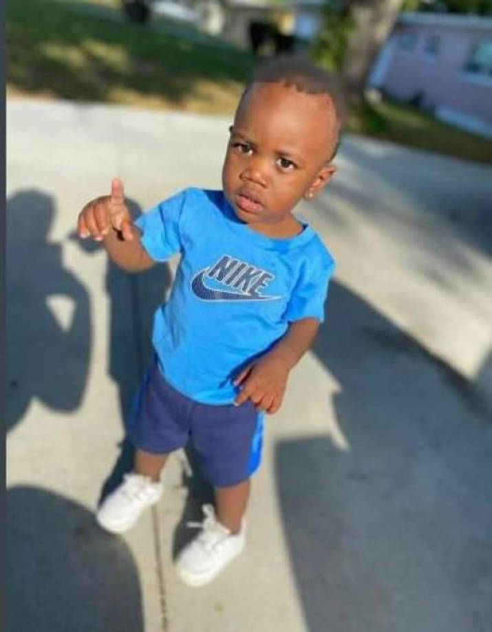 Un grupo de investigadores, incluidos los equipos de buceo y los oficiales que utilizan drones, habían estado buscando intensamente al niño desde que se descubrió el cuerpo de su madre en su apartamento a principios de esta semana y no lo encontraron por ninguna parte.