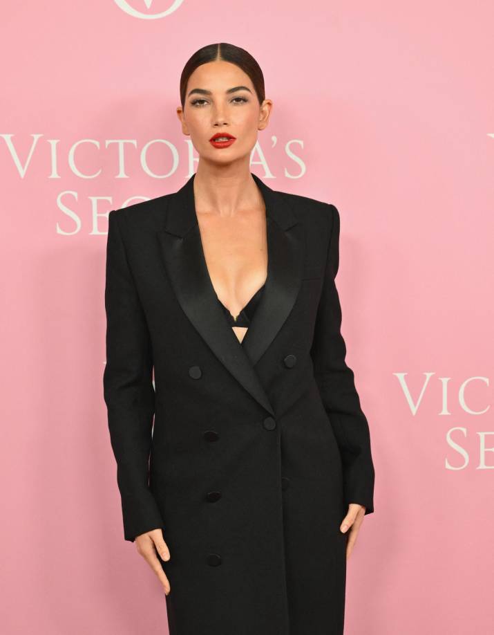 Emprendió entonces una larga transformación en la que ha tomado decisiones con una acogida tibia, como retirar a sus “ángeles” -modelos con escueta ropa interior y alas a la espalda- y elegir como embajadoras a activistas, actrices y deportistas a las que dio un altavoz en forma de pódcast, que estuvo activo solo unos meses. En la foto la modelo Lily Aldridge.