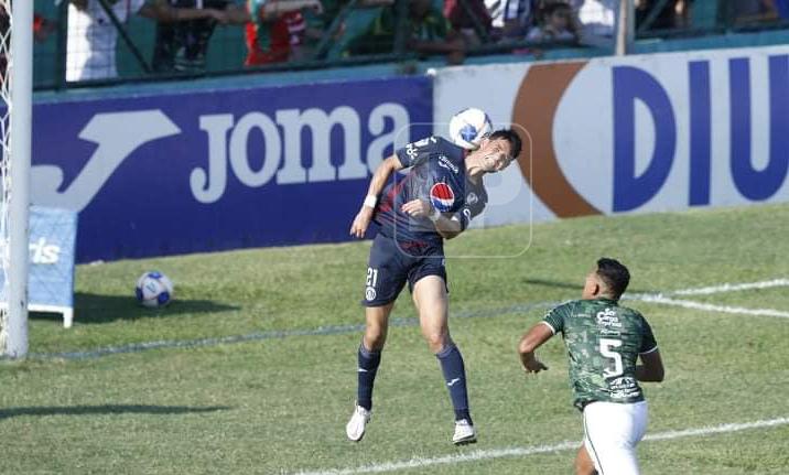 Roberto Moreira le ganó la espalda a Luis Vega y pudo desviar el balón para mandarlo a guardar. Foto Neptalí Romero.