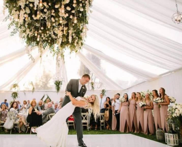La estrella de fútbol Julie Johnston se casó con el jugador de la NFL Zach Ertz.