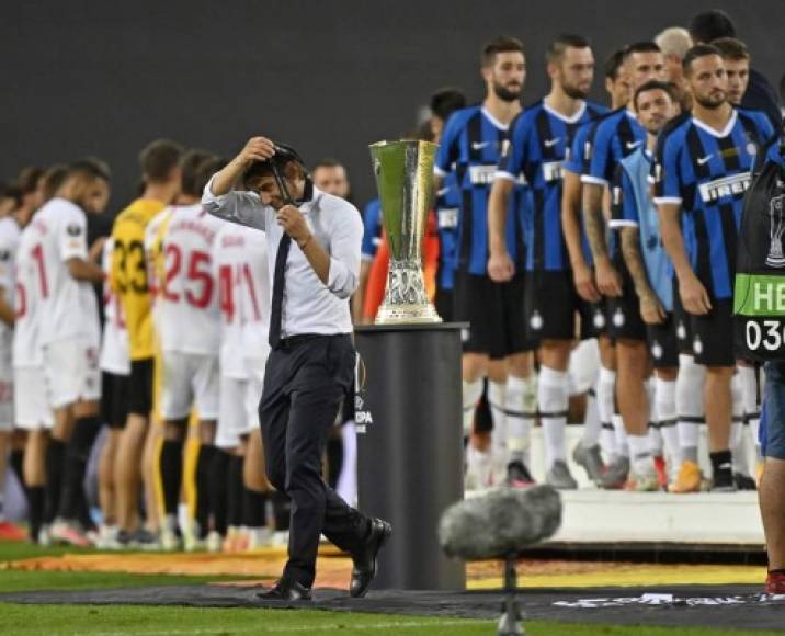 Antonio Conte tras recibir la medalla de subcampeón de la Europa League, la cual se quitó.