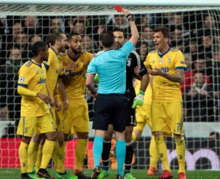 Tras la sanción, los jugadores de la Juve se lanzaron contra el árbitro y Buffon fue expulsado.