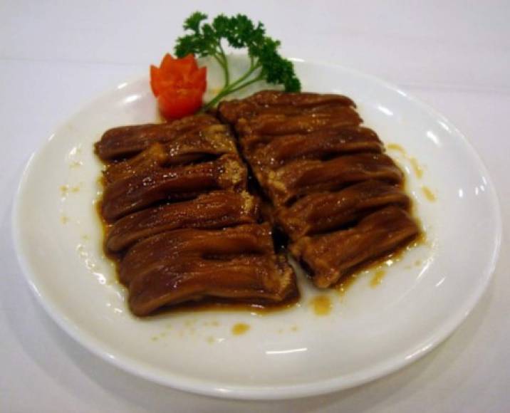 9.- Lenguas de pato<br/><br/>Son una 'exquisitez' a lo largo de China, se preparan cocidas con salsas y hierbas, y pueden servirse frías o calientes.