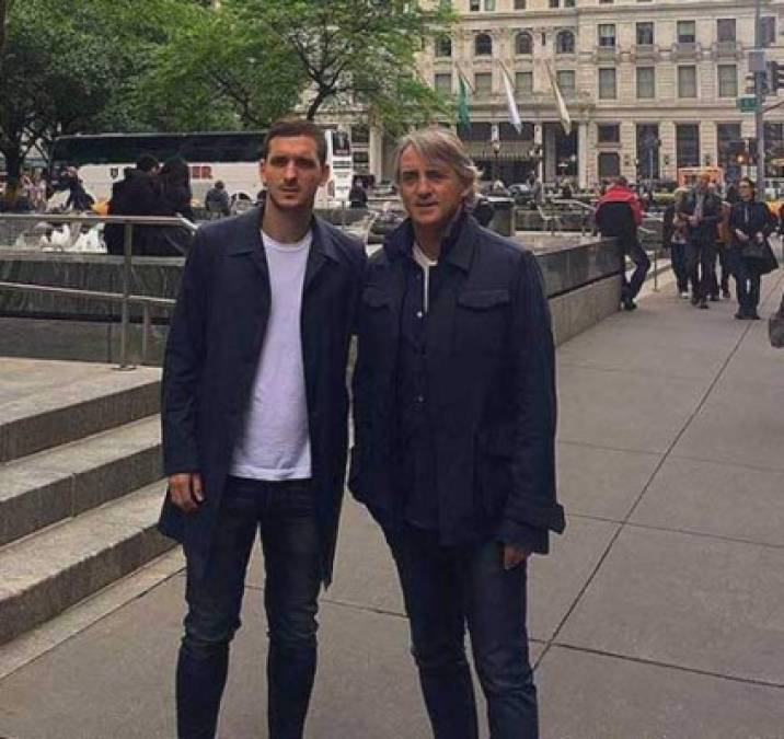 Roberto Mancini junto a su hijo Andrea, quien no ha podido consolidarse en el fútbol. El chico cuenta con 26 años de edad.<br/>