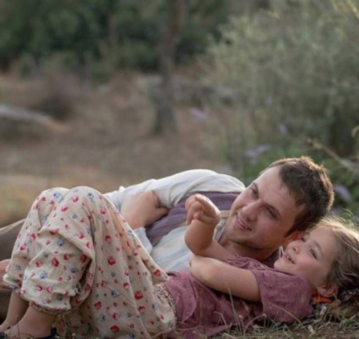 La película turca trata sobre un hombre con discapacidad intelectual que es injustamente encarcelado por la muerte de una niña, y debe demostrar su inocencia para poder estar de nuevo con su hija. La emotiva película que está disponible en Netflix, ha sido vista por millones de personas en todo el mundo.