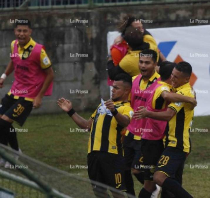 A los jugadores del Real España le lanzaron bolsas de agua y Mario Martínez se dio la tarea de jugar con la bolsa.