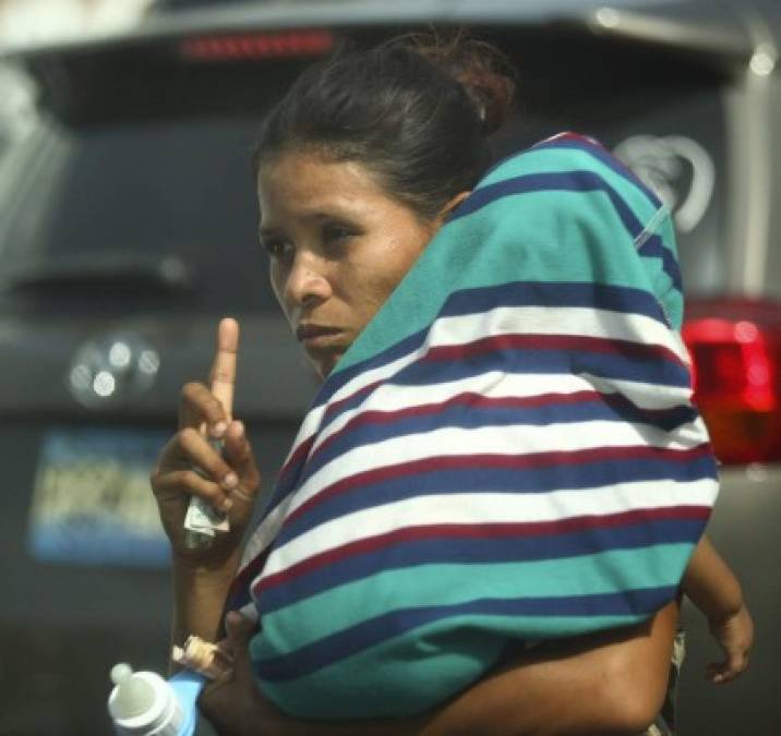 Estos niños no asisten a la escuela y son obligados a pedir limosna en las calles por sus mismos progenitores, quienes en muchas ocasiones hasta los rentas a otras personas para pedir, relatan los mismos menores.