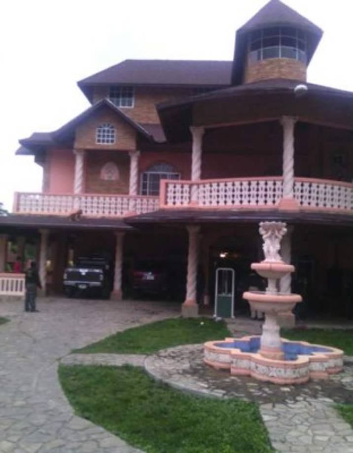 Miembros de la Atic durante un allanamiento de la 'Operación Avalancha'.